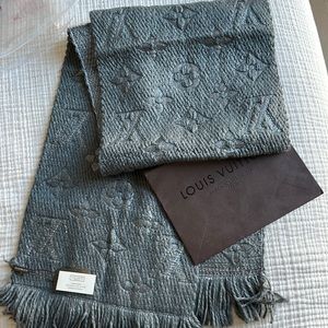 LV scarf